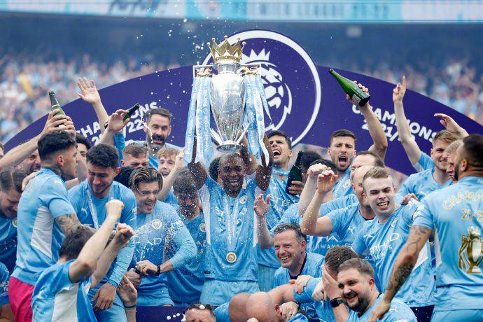 热议中超争冠：争冠悬念基本不在；申花没朋友拿不了冠军（中超夺冠话题升温：冠军归属已无悬念，申花孤立难问鼎）